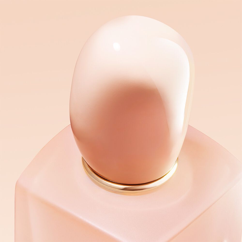 Macro view of the Giorgio Armani Si Nude Bloom bottle cap.